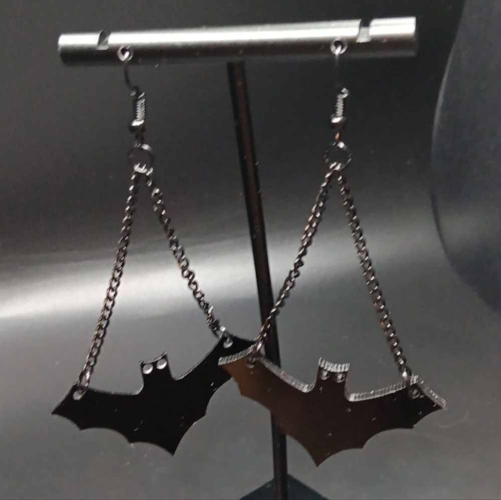 NWT- BLACK BAT DANGLE GOTH HALLOWEEN EARRINGS